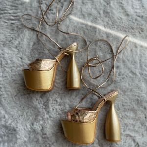 Gold high heels 🤩